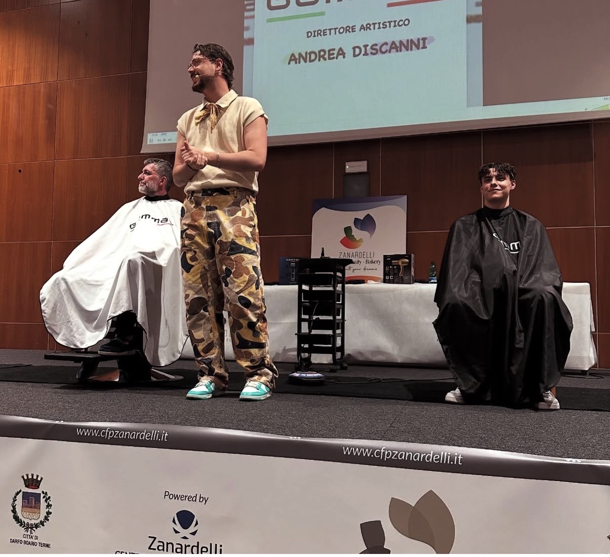 Andrea Discanni direttore artistico durante un seminario di formazione per barbieri